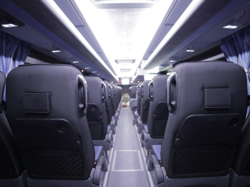 إيجار أتوبيس مرسيدس (50 راكباً) للسفر والنقل السياحي