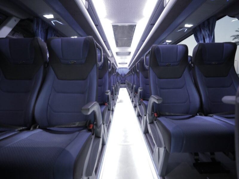 إيجار أتوبيس مرسيدس (50 راكباً) للسفر والنقل السياحي