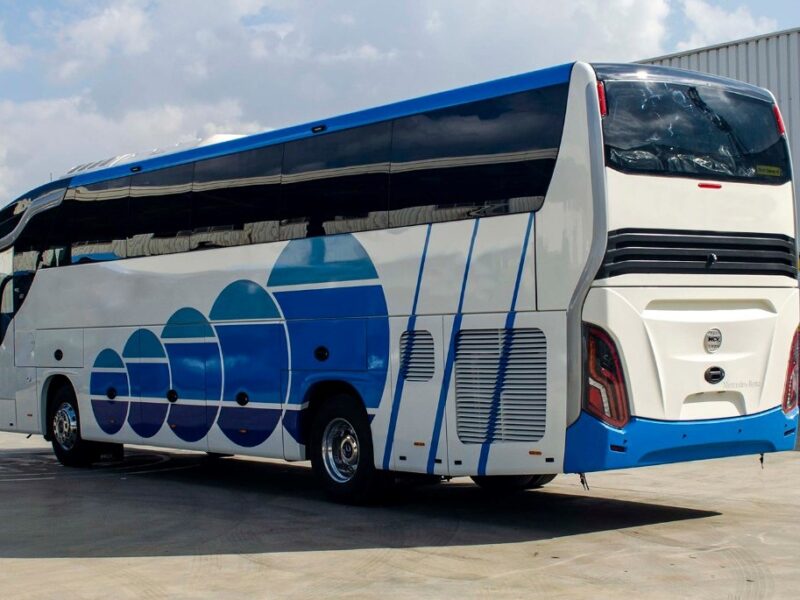 إيجار أتوبيس مرسيدس (50 راكباً) للسفر والنقل السياحي