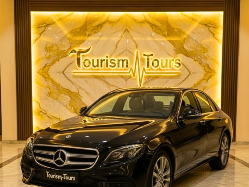 احجز سيارة السيدان الفاخرة E-Class