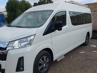 براح وأمان لكل مشوار.. استأجر الآن تويوتا هايس 14 راكب سقف عالي!