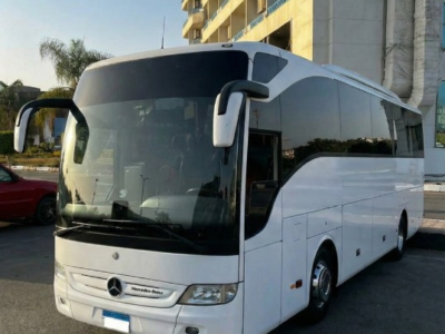 ملك الطرق والرحلات الجماعية.. إيجار أتوبيس مرسيدس 50 راكب!