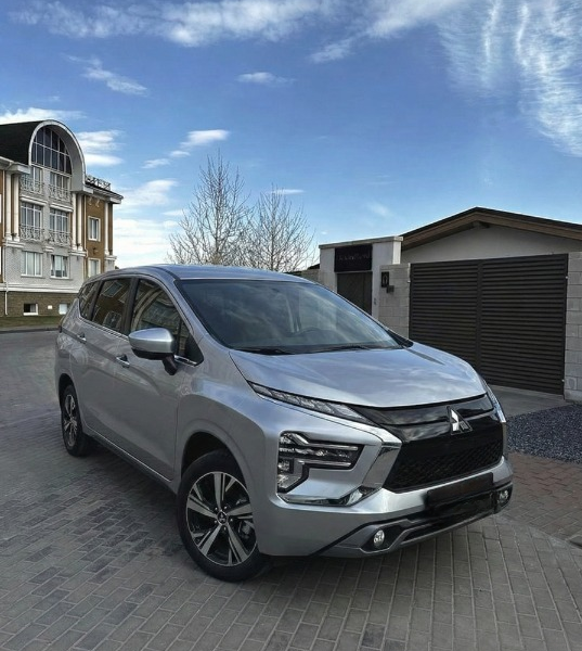 مشوار العيلة أحلى وأوفر.. إيجار ميتسوبيشي اكسباندر 7 راكب!