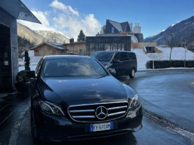 ابدأ رحلتك بقمة الفخامة.. إيجار مرسيدس E200 ليموزين المطار!