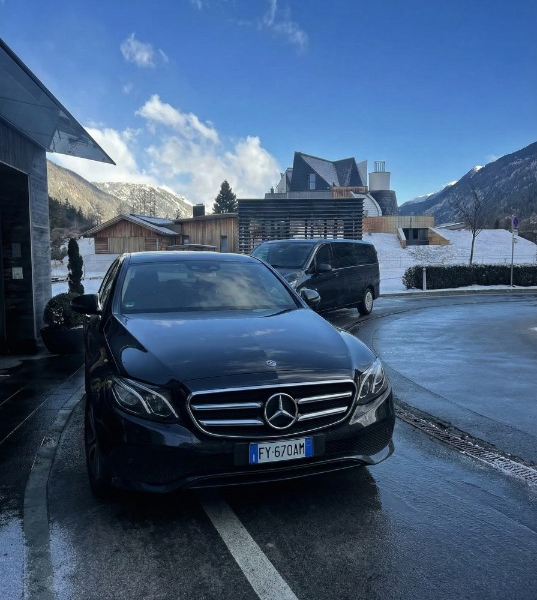 ابدأ رحلتك بقمة الفخامة.. إيجار مرسيدس E200 ليموزين المطار!