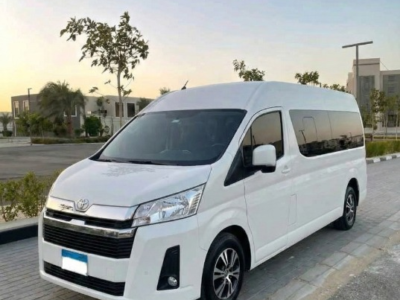 سافر بآمان ولمة عيلتك في مكان.. إيجار تويوتا هاي إس 14 راكب!