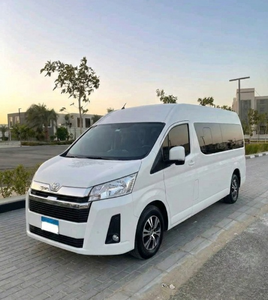 سافر بآمان ولمة عيلتك في مكان.. إيجار تويوتا هاي إس 14 راكب!
