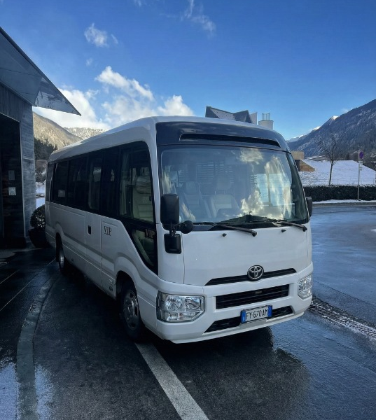 رحلتك الجماعية في جناح ملكي.. إيجار تويوتا كوستر 21 فرد VIP!