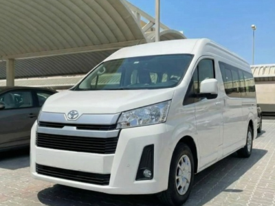 سقف عالي وراحة ملهاش حدود.. إيجار تويوتا هايس 14 راكب!