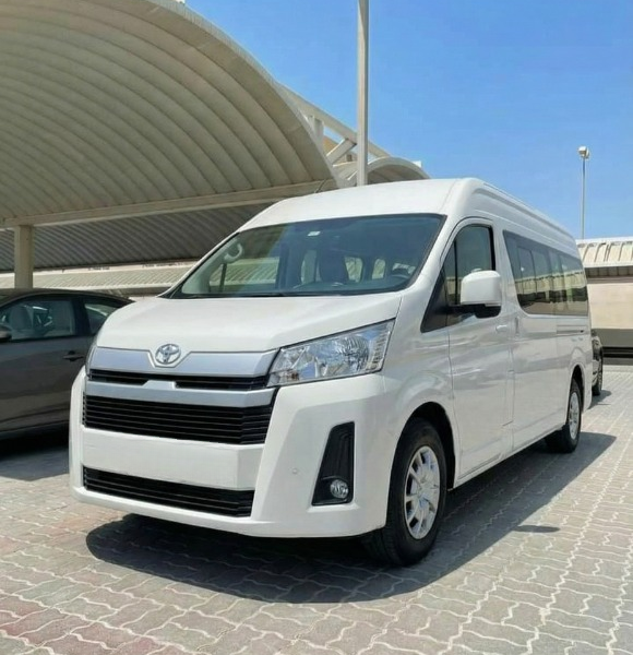 سقف عالي وراحة ملهاش حدود.. إيجار تويوتا هايس 14 راكب!