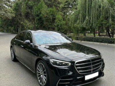 عنوان الفخامة والاتساع.. إيجار مرسيدس فيانو VIP!