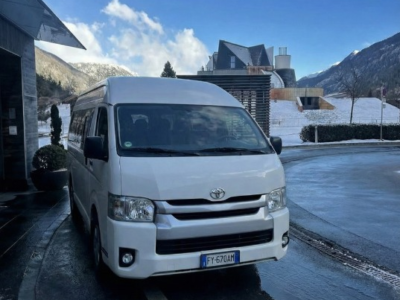 رحلتك أسهل مع العيلة والصحاب.. إيجار تويوتا هايس 14 راكب!