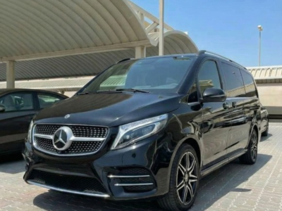 رحلتك العائلية بمستوى الدرجة الأولى.. إيجار مرسيدس فيانو VIP!