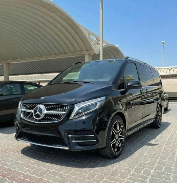 رحلتك العائلية بمستوى الدرجة الأولى.. إيجار مرسيدس فيانو VIP!