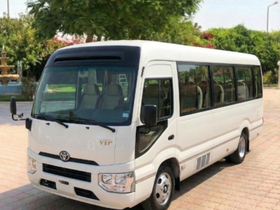 رحلتك بلمة وفخامة.. إيجار تويوتا كوستر 21 فرد VIP!