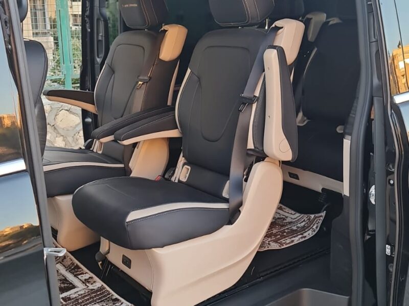 إيجار مرسيدس v300 الحديثة بالسائق؛ حيث تلتقي فخامة مرسيدس بالراحة العائلية الفائقة.