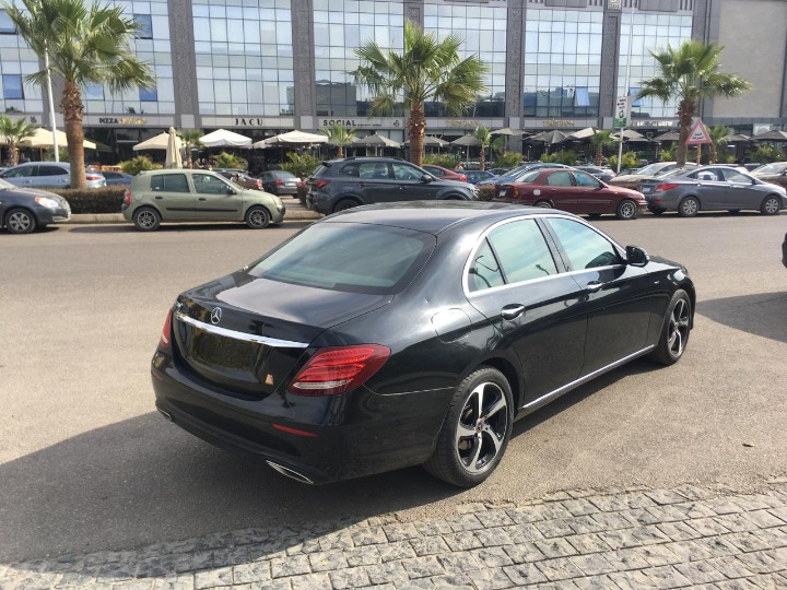 إيجار نجمة مرسيدس e200 بالسائق الخبير لتستمتع برحلتك في المقعد الخلفي بقمة الراحة.