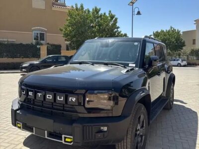 إيجار جيتور T2 بالسائق الخبير لتجربة تنقل فريدة تجمع بين التصميم الهجومي والراحة التامة.