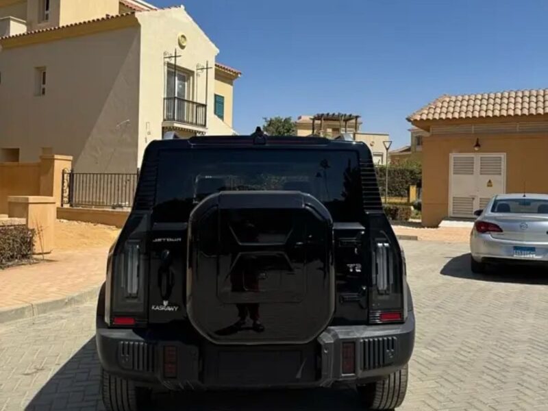 إيجار جيتور T2 بالسائق الخبير لتجربة تنقل فريدة تجمع بين التصميم الهجومي والراحة التامة.