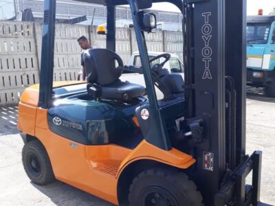 روافع شوكيه فوركلفت للايجار