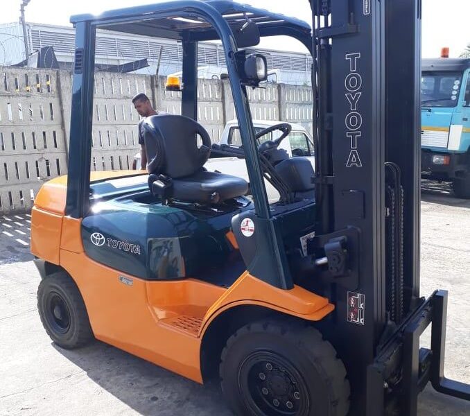 روافع شوكيه فوركلفت للايجار