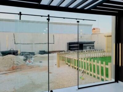 مقاول ملاحق زجاج بالرياض – تصميم ملحق زجاج للسطح والحوش 0551033861
