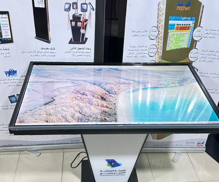شاشة لمس VIP دوارة متعددة المواضع : عرضية – مائلة - طاولة تستخدم للعروض التفاعلية وللاعمال الراقية