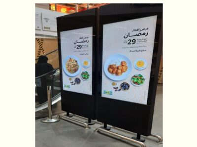 شاشة عرض طولية وجهين احترافية 55 بوصة ضد الكسر والسوائل طباعة الشعار واللون رخصة دائمة