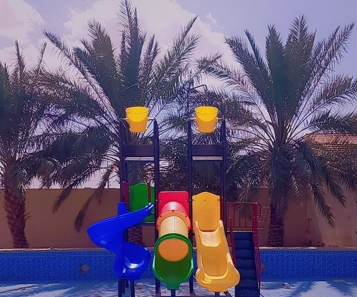 كوخ المرح لبيع العاب الأطفال زحليقة و نطيطات و مرجيحة
