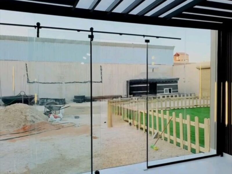 ملاحق خارجية مودرن في الرياض | تصميم وتنفيذ غرف زجاج فاخرة بأفضل الأسعار 0551033861